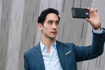 Un homme se photographiant avec un smartphone