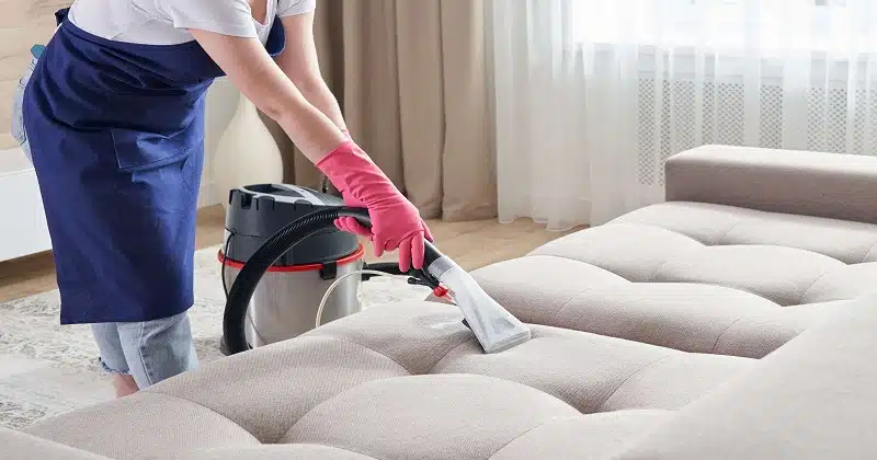 Shampouineuse canapé : pour nettoyer votre canapé comme un pro