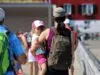 Un enfant dans les bras d'une femme