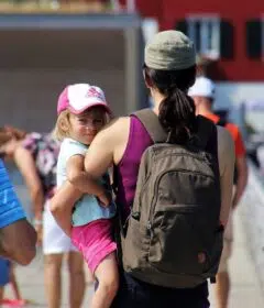 Un enfant dans les bras d'une femme