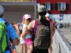 Un enfant dans les bras d'une femme