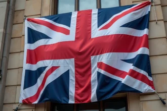 Drapeau du Royaume-Uni Union Jack flottant sur un bâtiment gouvernemental en pierre