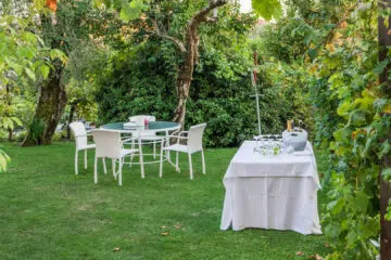 La table pliable en plastique au service des collectivités et des entreprises